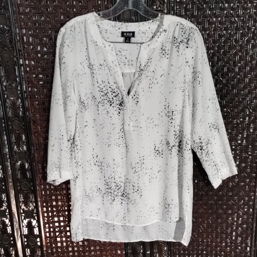 a.n.a Women's Black and White Top  Medium Popover V Neck Plack 3/4 Sleeve